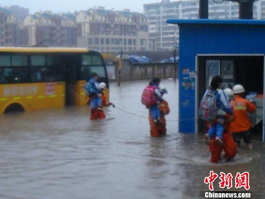 湖北黃石：強降雨致校車熄火 消防轉(zhuǎn)移40余名學生