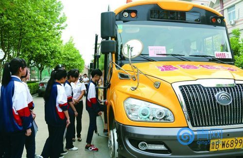 校車扮演“愛心送考車”服務中考考生
