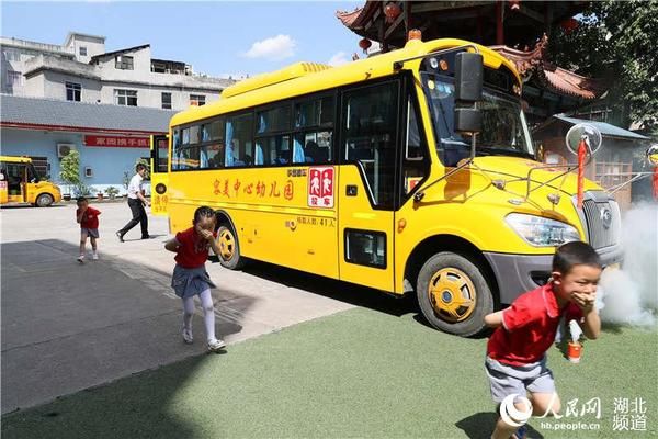 強(qiáng)化幼兒園校車安全培訓(xùn)，預(yù)防夏季高溫突發(fā)事件