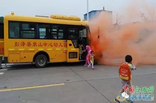 保障幼兒園校車的安全，江西彭澤縣舉行“校車安全大講堂”活動