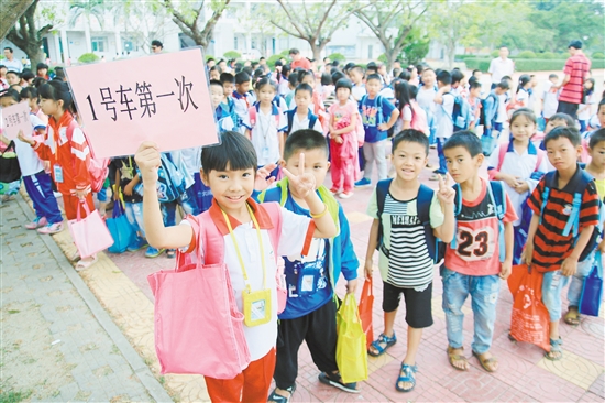 學生們排隊等待上車，難掩心中興奮。