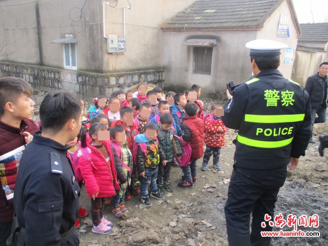 安徽壽縣一校車核載14人竟擠進37人！校車安全何時得到重視！