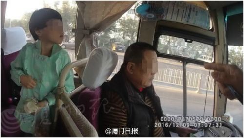 福建省廈門市集美區：交警設卡攔查 非法校車被逮個正著