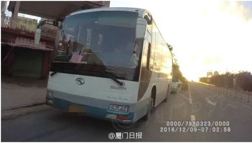 福建省廈門市集美區：交警設卡攔查 非法校車被逮個正著