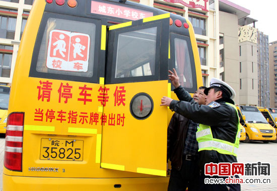 2月7日，安徽省全椒縣公安局民警在檢查校車的應急門是否能夠正常打開。
