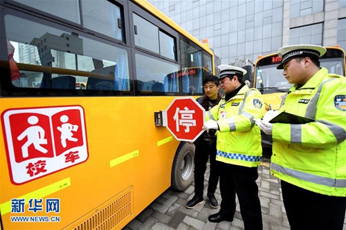 安徽亳州：校車(chē)“體檢”迎開(kāi)學(xué)