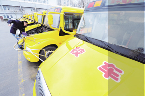 江蘇太倉47輛校車接受“體檢”
