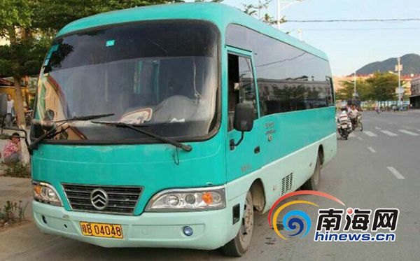 核載19人實載55人 三亞又查獲一嚴(yán)重超員“校車” 核載19人實載55人 三亞又查獲一嚴(yán)重超員“校車”
