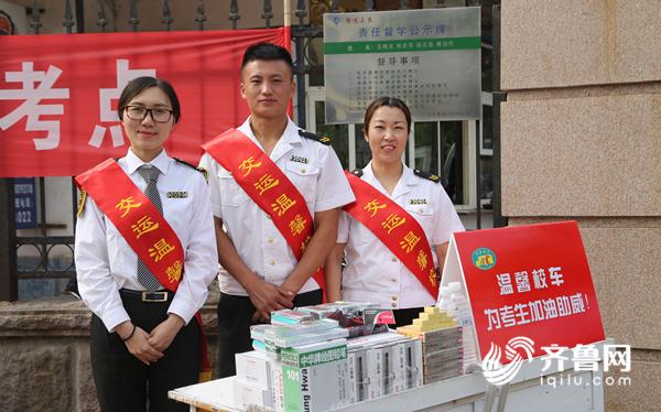 愛心加油站為考生免費(fèi)提供考試用品.JPG
