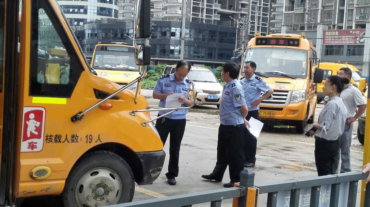 湖南省湘鄉(xiāng)交警對(duì)183臺(tái)校車進(jìn)行“體檢”