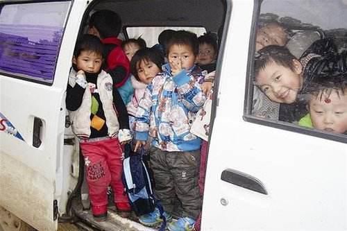 大連又現(xiàn)黑校車！幼兒園雇黑面包硬塞進(jìn)18名幼童