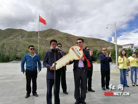 長沙愛心企業向貢嘎捐贈校車 結束當地無專用校車歷史
