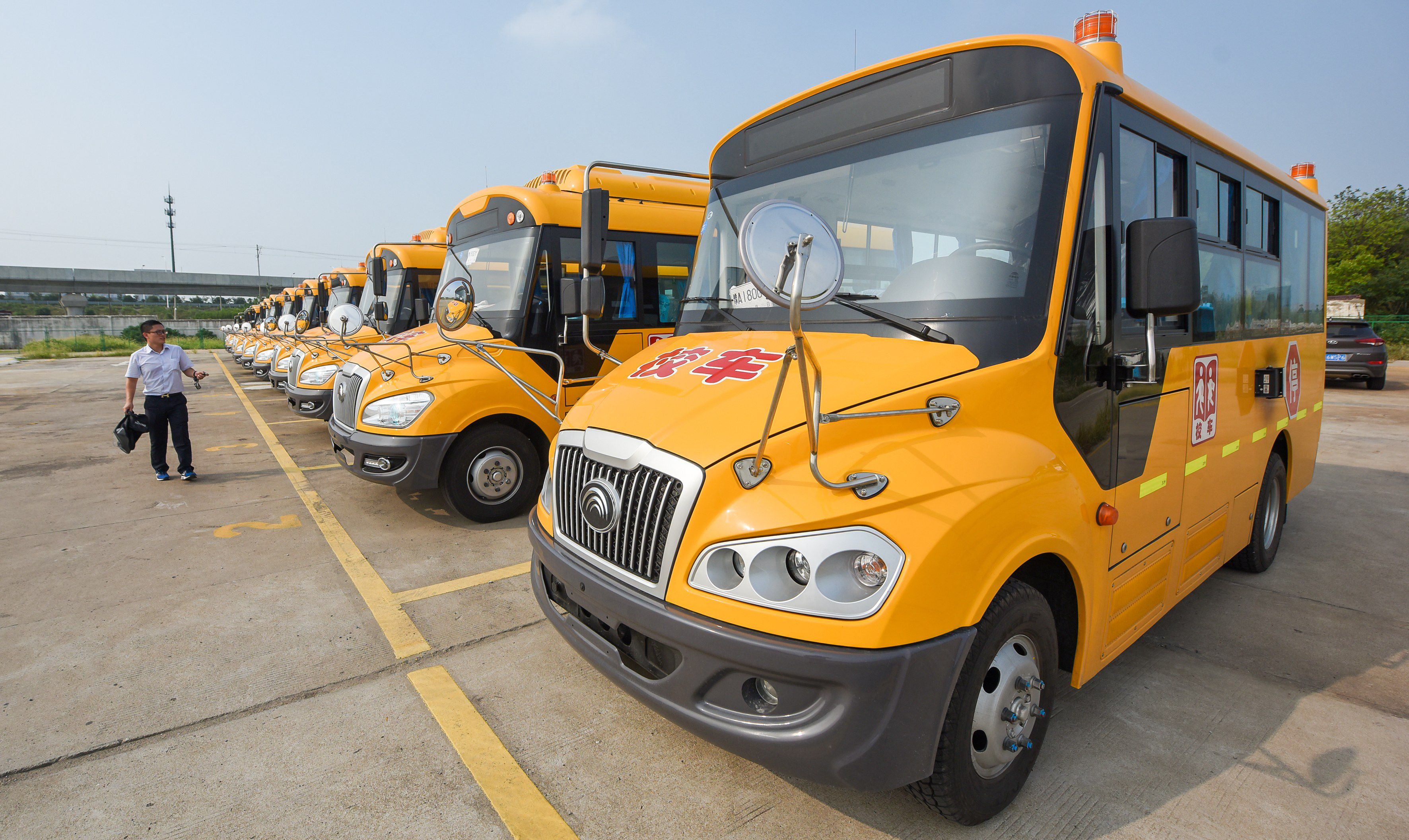 新學期，南京高淳區(qū)“大鼻子”校車接送孩子上放學