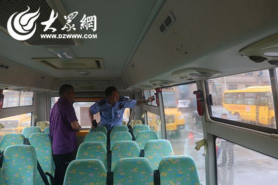 山東膠州交警為保校車安全提前大“檢查”