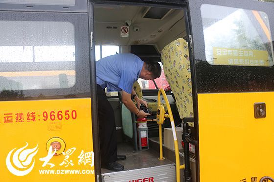 山東膠州交警為保校車安全提前大“檢查”