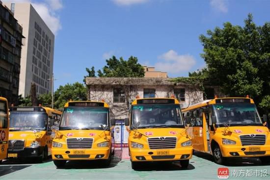 開學(xué)前夕深圳交警嚴(yán)查校車 相關(guān)學(xué)校有49輛有問題