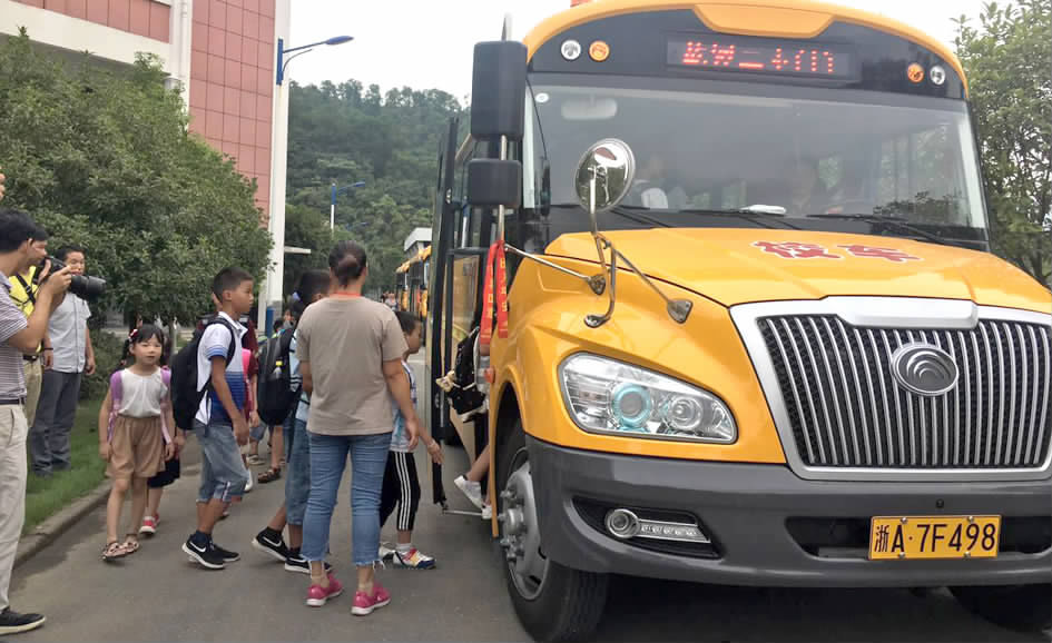 “長鼻子”專用校車駛進浙江乾潭二小