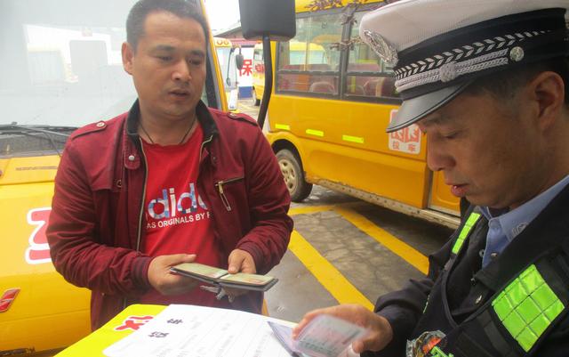 陜西蒲城交警罕井中隊對轄區(qū)幼兒園校車進行檢查