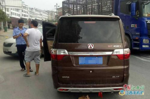 江西臨川一幼兒園黑校車超載被查/ 江西臨川一幼兒園黑校車超載被查