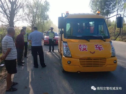 河南南陽:前后查獲兩輛超員幼兒園校車均來自統一學校 河南南陽:前后查獲兩輛超員幼兒園校車均來自統一學校