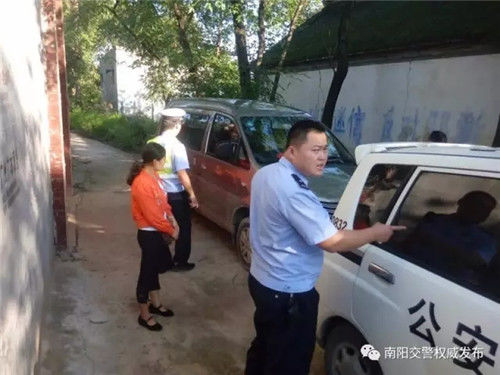 河南南陽:前后查獲兩輛超員幼兒園校車均來自統一學校 河南南陽:前后查獲兩輛超員幼兒園校車均來自統一學校