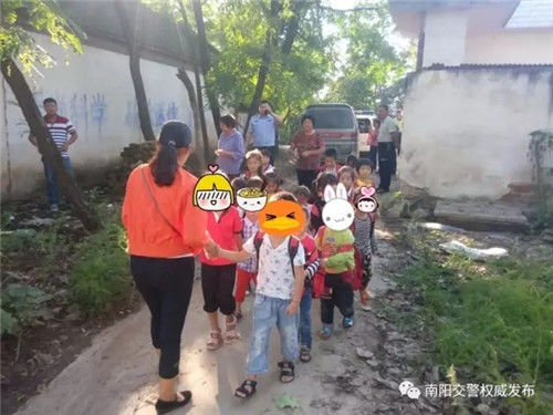 河南南陽:前后查獲兩輛超員幼兒園校車均來自統一學校 河南南陽:前后查獲兩輛超員幼兒園校車均來自統一學校