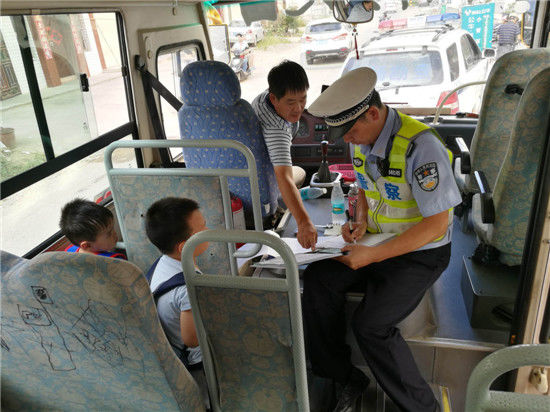 福建長(zhǎng)汀交警開(kāi)展校車安全大檢查