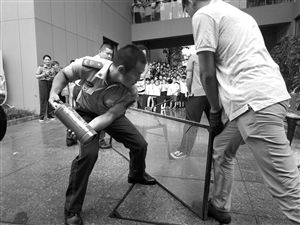 浙江寧波：消防模擬校車安全逃生