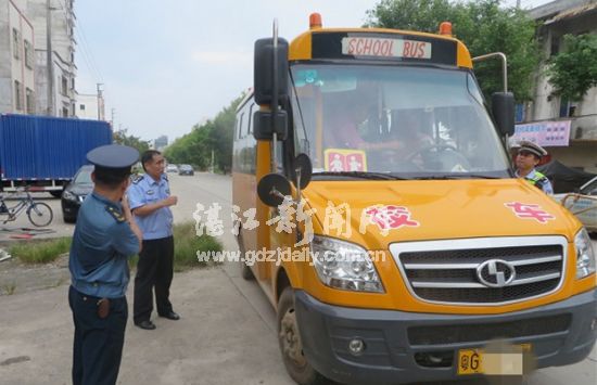 廣東吳川交警聯合多部門開展校車排查整治