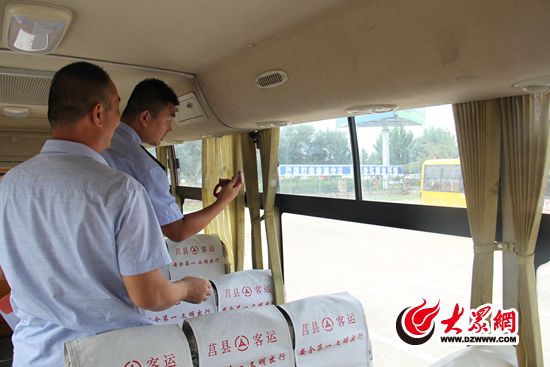 山東莒縣交警加強校車交通安全管理