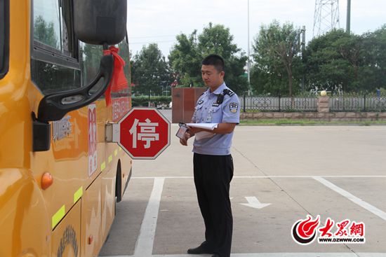 山東莒縣交警加強校車交通安全管理