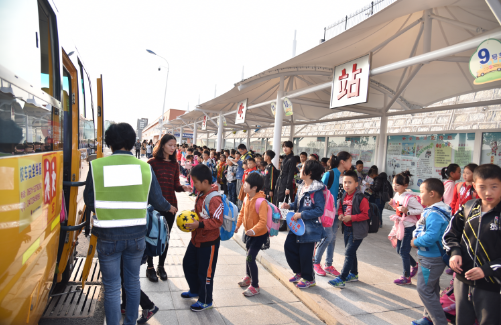 有了這學生站臺，孩子們坐校車就更安全了