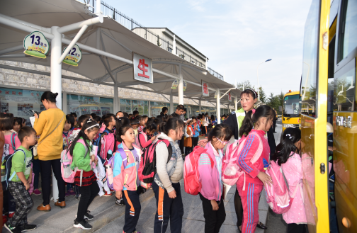 有了這學生站臺，孩子們坐校車就更安全了