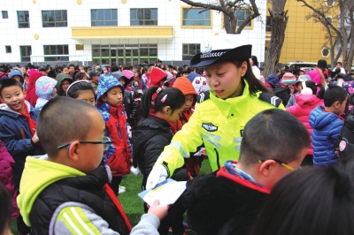 蘭州：交警嚴(yán)查校車安全加強(qiáng)護(hù)學(xué)力度
