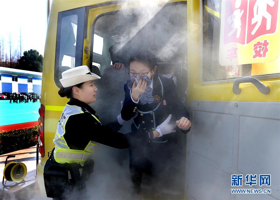 （社會）上海舉行校車應(yīng)急疏散演練