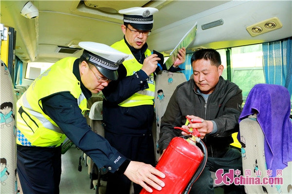 淄博張店交警嚴(yán)查校車安全 筑牢交通安全防護(hù)網(wǎng)