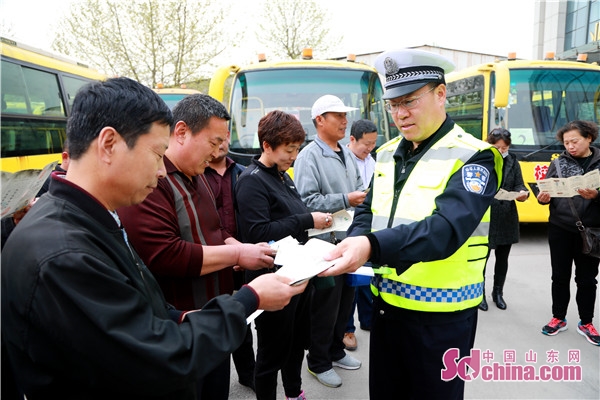 淄博張店交警嚴(yán)查校車安全 筑牢交通安全防護(hù)網(wǎng)