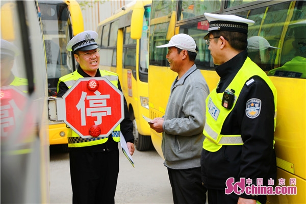 淄博張店交警嚴(yán)查校車安全 筑牢交通安全防護(hù)網(wǎng)