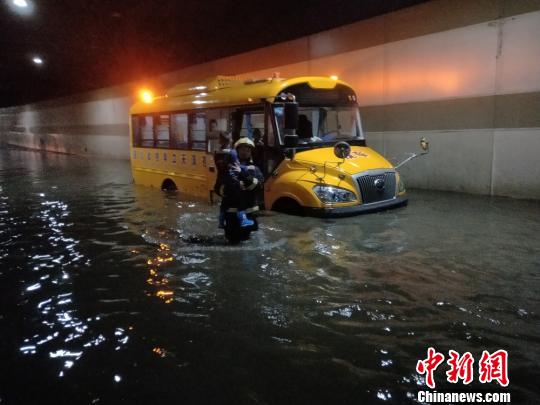 四川廣元：暴雨致校車被困 消防救出20余名學生