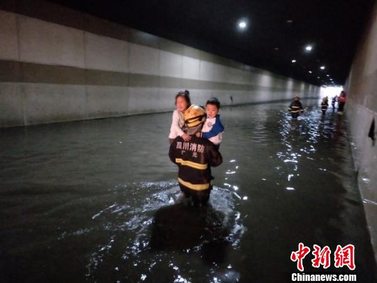 四川廣元：暴雨致校車被困 消防救出20余名學生