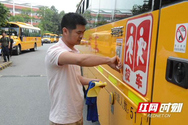 長(zhǎng)沙校車有“碼”上崗：無碼是黑車 有碼請(qǐng)您實(shí)時(shí)監(jiān)督
