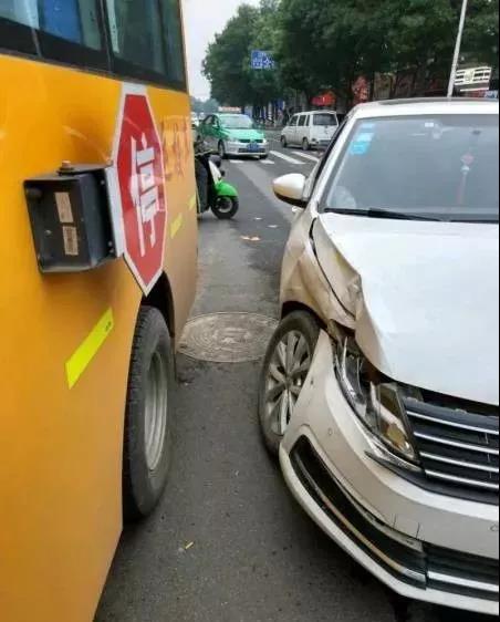 突發(fā)！河南安陽(yáng)永安街附近一輛校車與私家車相撞