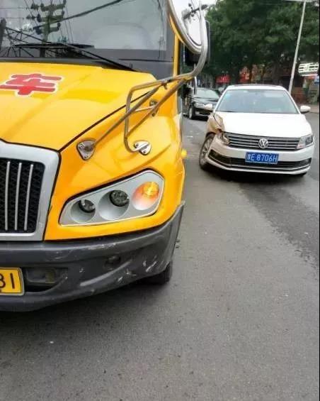 突發(fā)！河南安陽(yáng)永安街附近一輛校車與私家車相撞