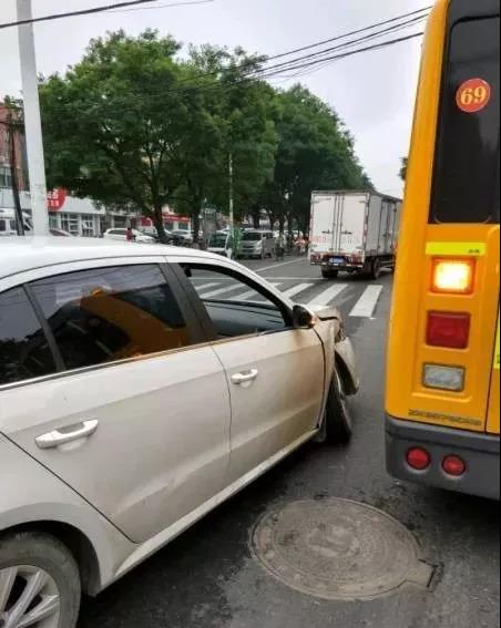突發(fā)！河南安陽(yáng)永安街附近一輛校車與私家車相撞
