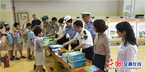 陜西西安交警經(jīng)開大隊 深入開展夏季校車安全隱患排查及“三超一疲勞”交通安全警示教育工作