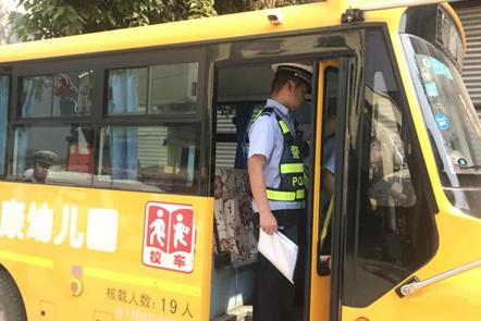 陜西安康恒口大隊：開展幼兒園校車安全大檢查、大宣傳活動