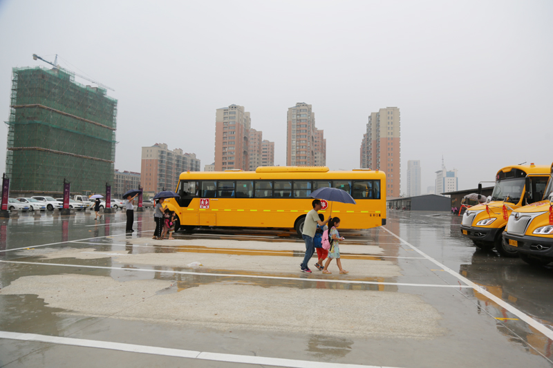 江蘇連云港贛榆區(qū)：學(xué)生今日起坐上專用校車