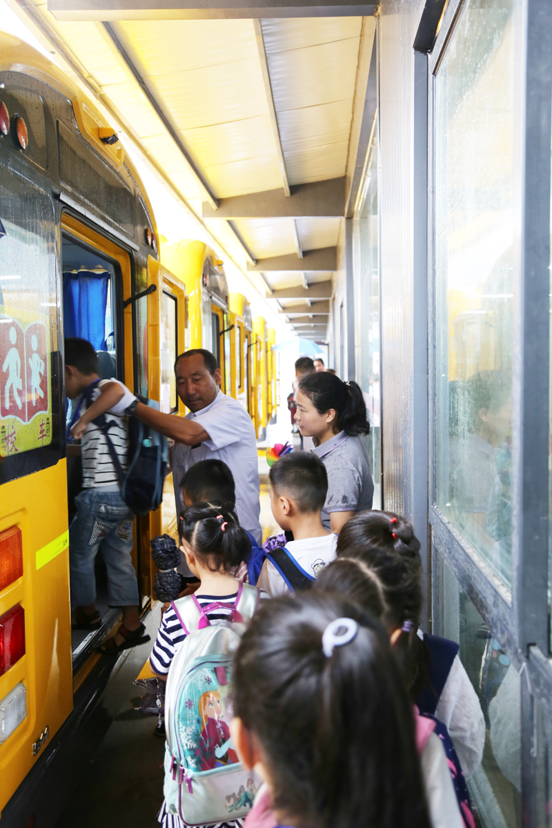 江蘇連云港贛榆區(qū)：學(xué)生今日起坐上專用校車