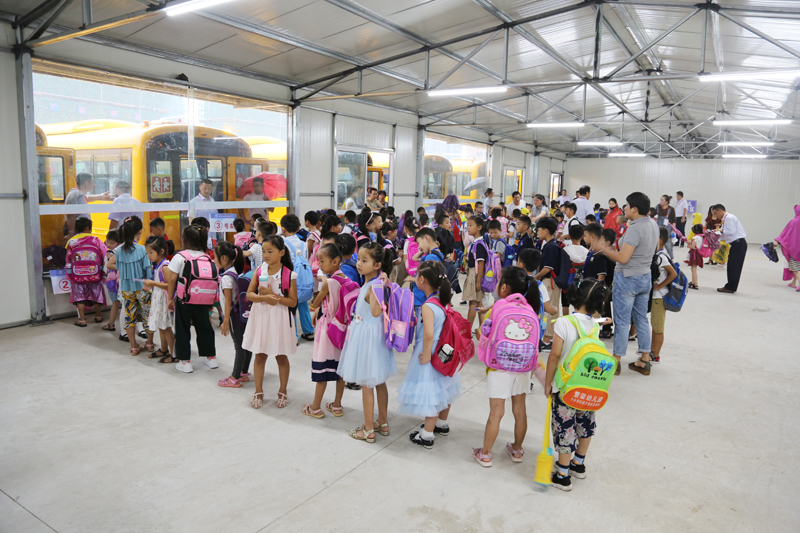 江蘇連云港贛榆區(qū)：學(xué)生今日起坐上專用校車