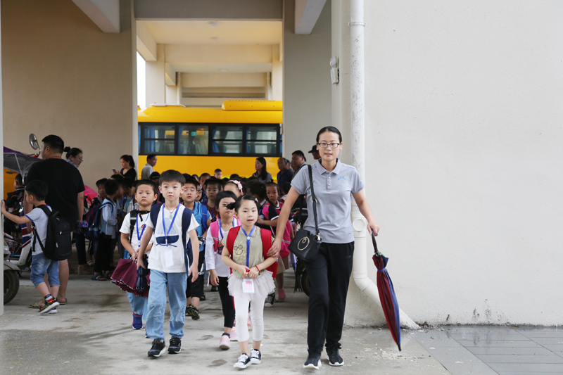 江蘇連云港贛榆區(qū)：學(xué)生今日起坐上專用校車